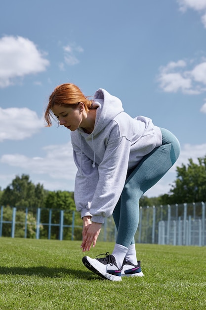 meisje in het park gaat sporten