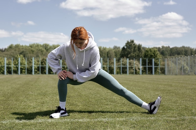 meisje in het park gaat sporten