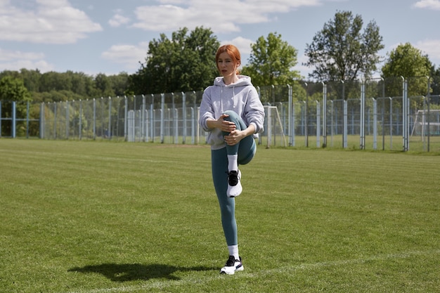 Meisje in het park gaat sporten