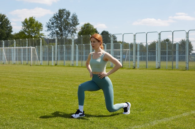 meisje in het park gaat sporten