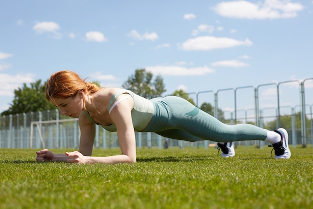 meisje in het park gaat sporten