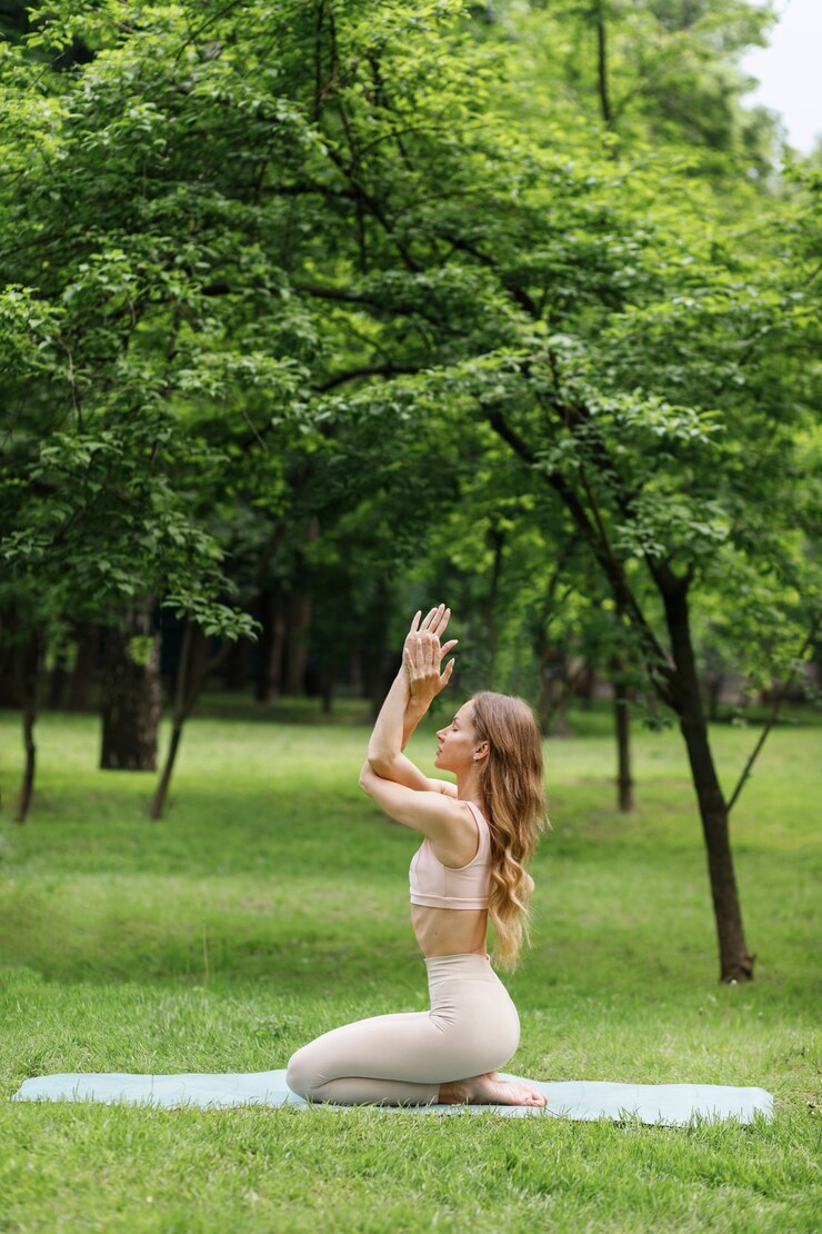 Meisje in het park in de zomer traint yoga