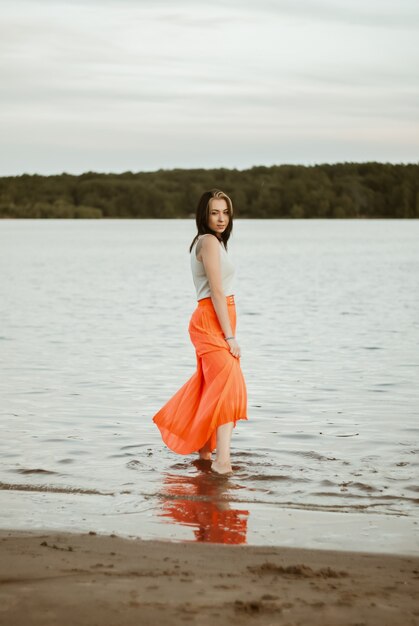 Meisje in het water aan de kust