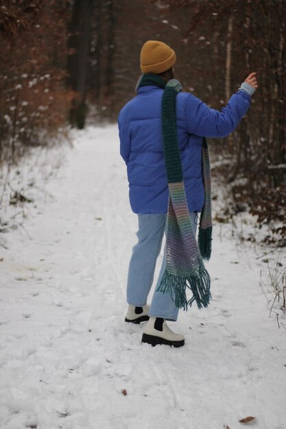 Foto meisje in het winterbos