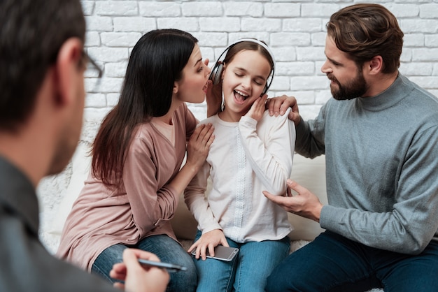 Meisje in Hoofdtelefoons die Ouders in Therapie negeren