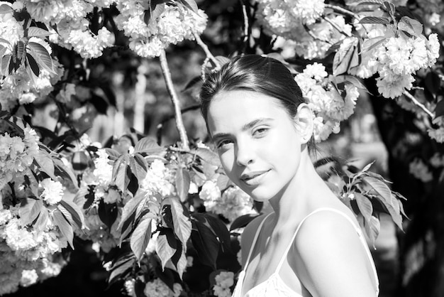 Meisje in in bloesem kersen sakura outdoor portret van mooie sensuele mode meisjes poseren in de buurt van blauwe