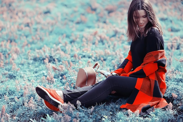 meisje in jas buiten / herfst fotomodel meisje volwassene poseren in park, meisje in jas met lang haar