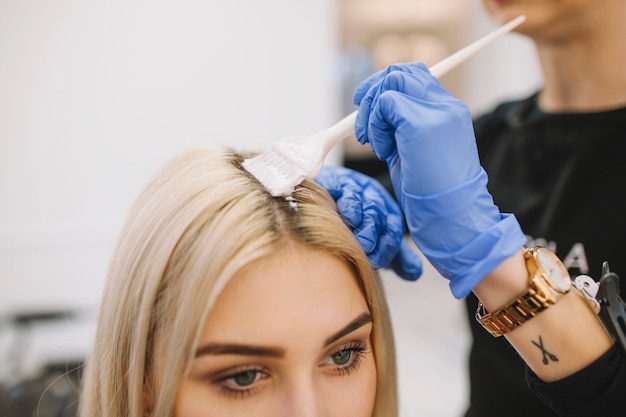 Meisje in kapsalon met kleuren procedure