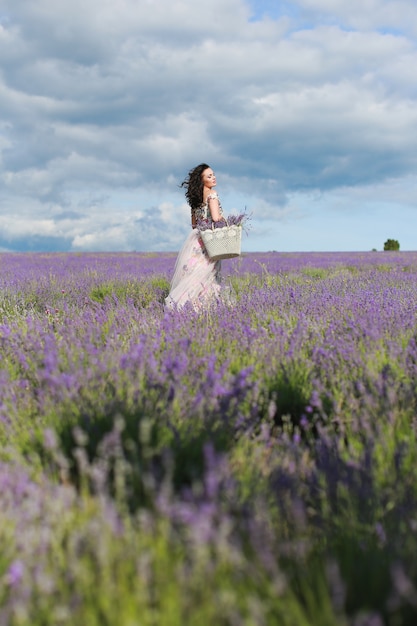 meisje in lavendelblauwe veld