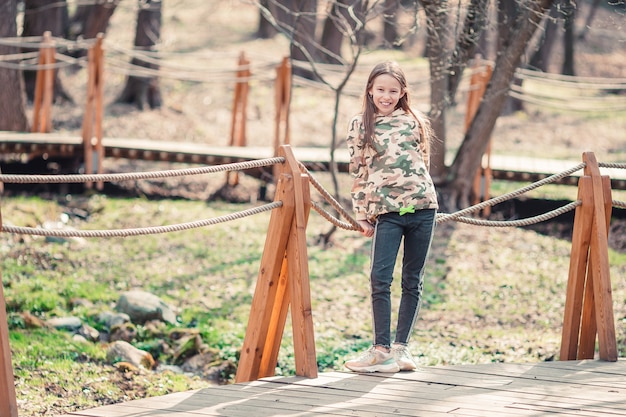 Meisje in openluchtpark op haar weekend