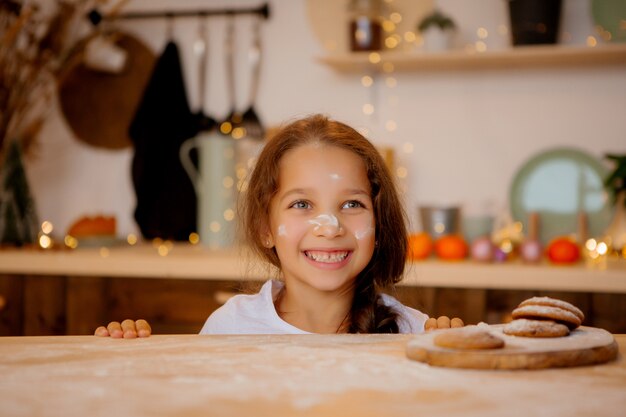 Meisje in pyjama's in de keuken