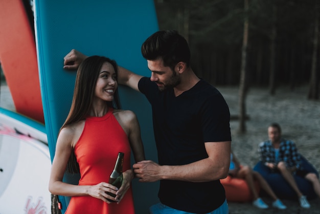 Meisje In Rode Jurk Gesprekken Met Guy On Surf Party.