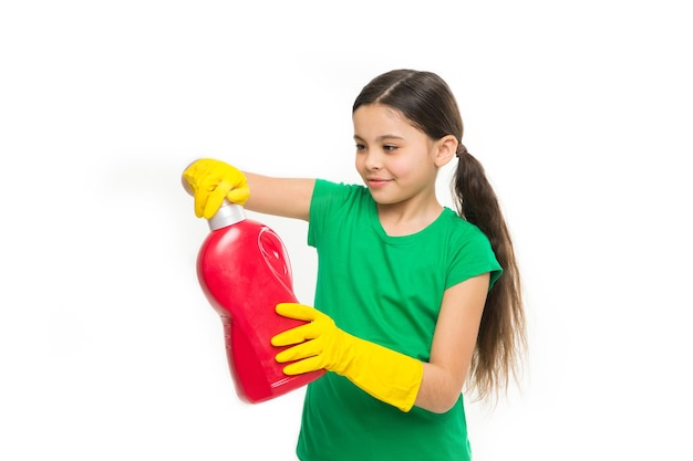 Meisje in rubberen handschoenen voor het schoonmaken houdt grote plastic fles chemische zeep vloeibare witte achtergrond. gebruik voor de reiniging een professioneel product. handige product huishouding. schoonmaakproducten. controleer geur.