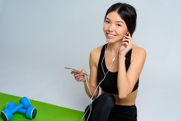 Meisje In Sportsuit Luister Muziek Met Hoofdtelefoons.