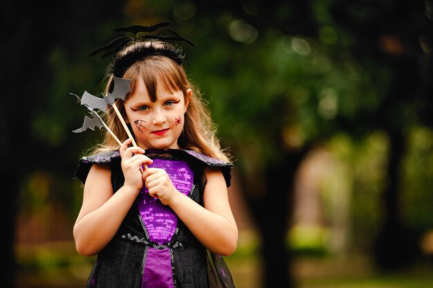 Meisje in vleermuiskostuum voor Halloween