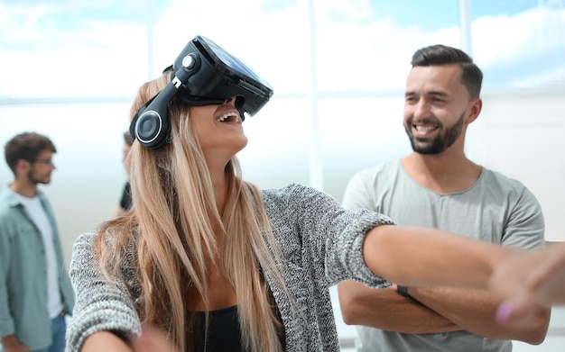 Meisje in VR-bril van virtual reality met gamepad speelspel