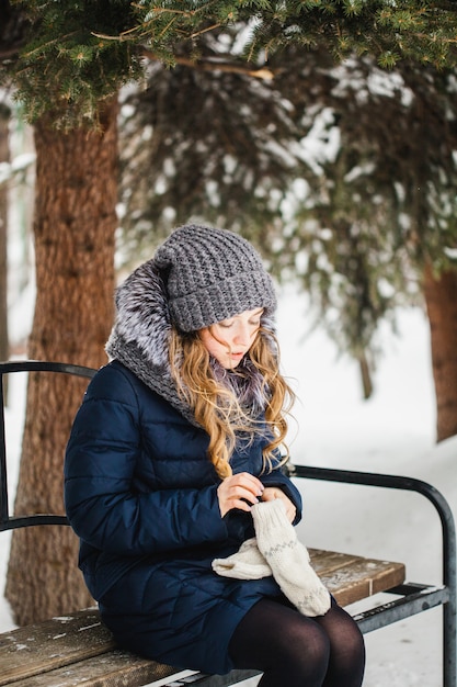 Meisje in winter park bedekt met sneeuw