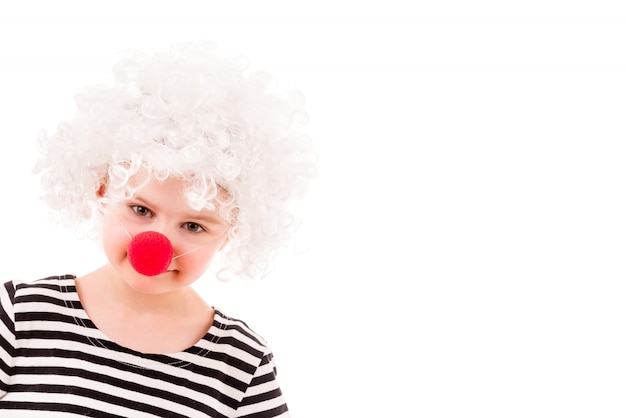 Meisje in witte krullende clownpruik en rode neus