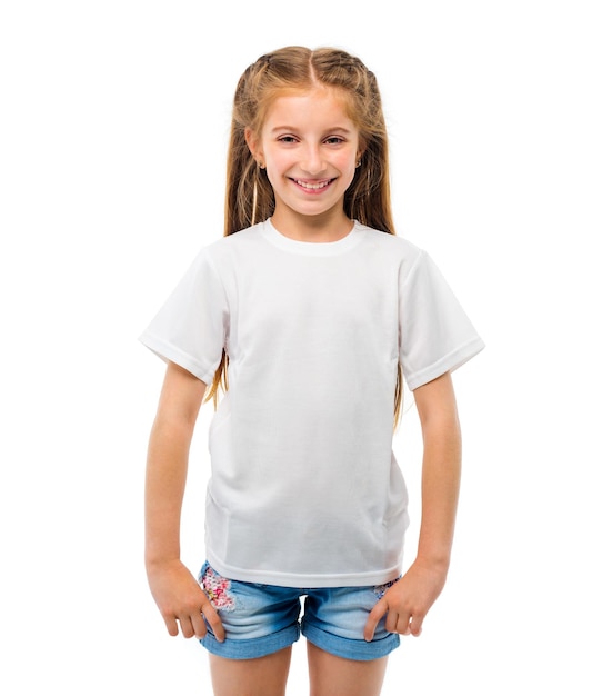 Meisje in witte T-shirt op witte achtergrond