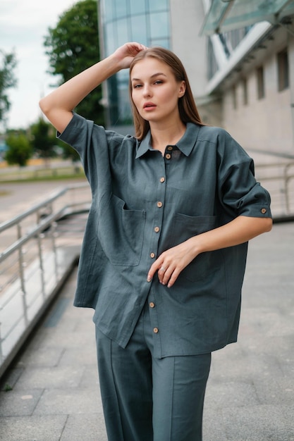 Foto meisje in zomerkleding in het centrum.