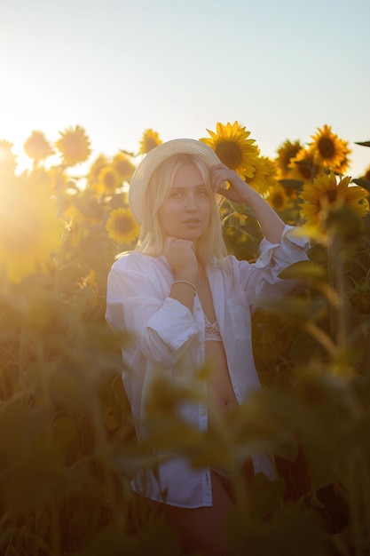 Meisje in zonnebloemen