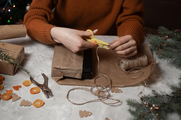 meisje inpakcadeaus voor het nieuwe jaar