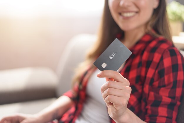 Meisje is bereid om met creditcard te betalen in een online winkel