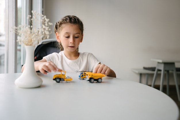 Meisje jongen spelen met auto's in een coffeeshop