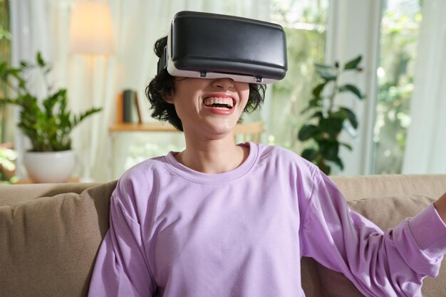 Meisje kijken naar film in VR-headset