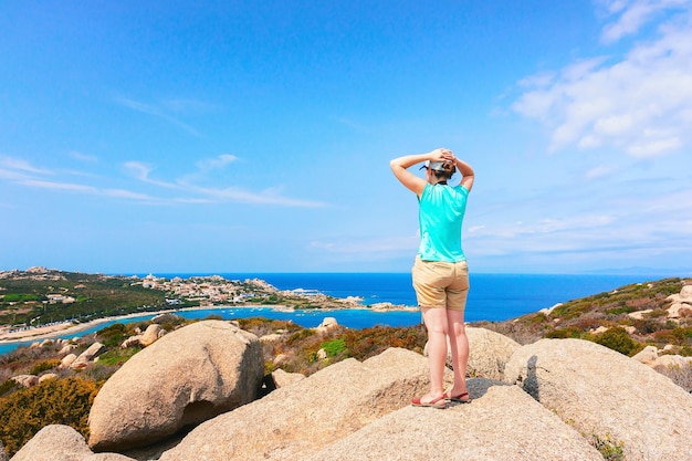 Meisje kijkend naar het panorama van Capo Testa, Santa Teresa Gallura, Sardinië, Italië