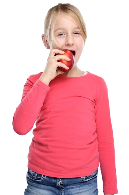 Meisje kind jongen eten appel fruit herfst herfst gezond geïsoleerd op wit