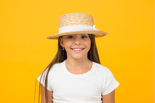Meisje klein kind dragen hoed zomervakantie, mode collectie concept.