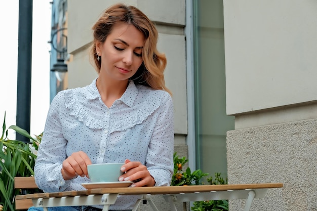 Meisje koffie drinken op straat Street Cafe mooi meisje en koffie