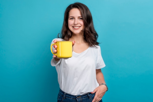 Foto meisje koffie drinken