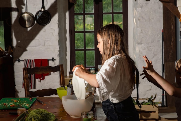 Meisje kookt in de keuken echte foto