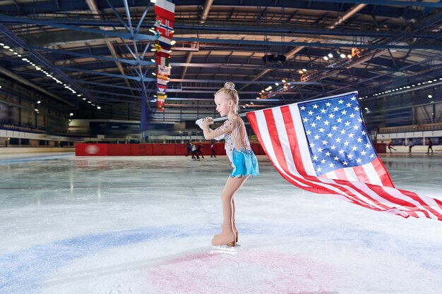 Meisje Kunstschaatsen Met Amerikaanse Vlag