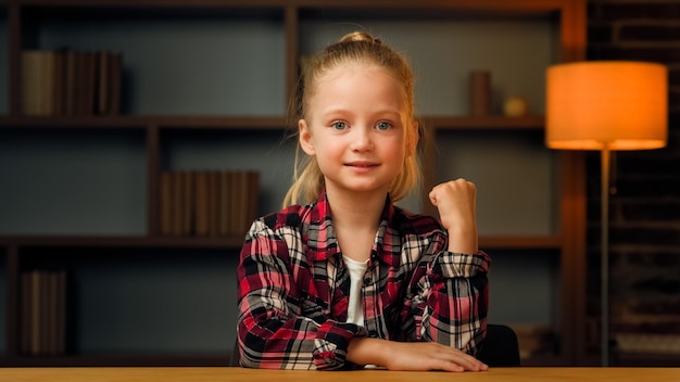 meisje leerling in shirt knijpen doen ja hand wint competitie bereikt doel kleine overwinning bewegingen