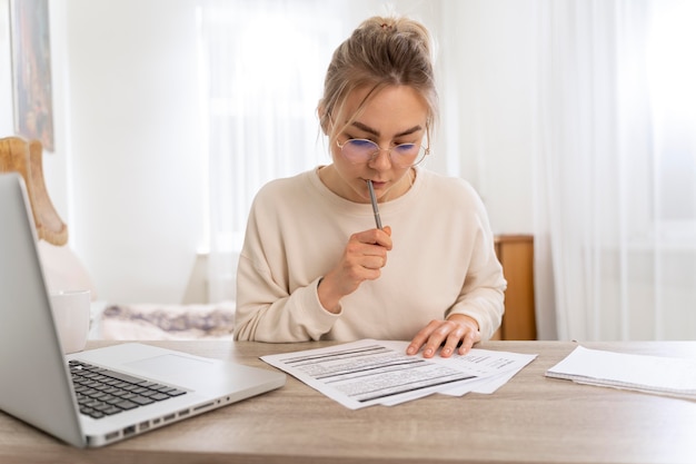 Meisje leert Engels online op haar laptop