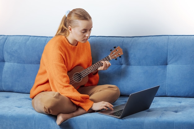 Meisje leert op afstand ukelele spelen