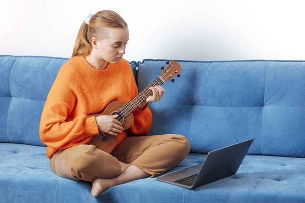 Meisje leert op afstand ukelele spelen