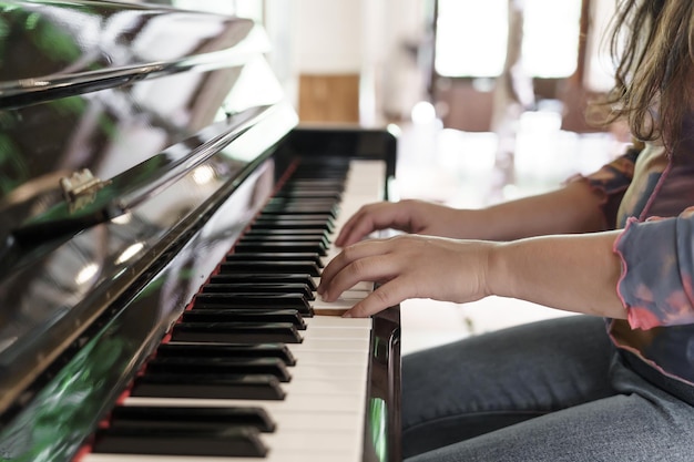 Meisje leert piano spelen vrouw hand piano spelen