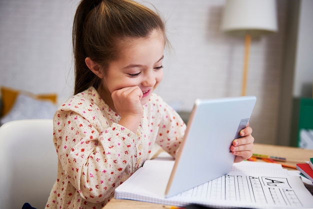 Meisje leert thuis met technologie