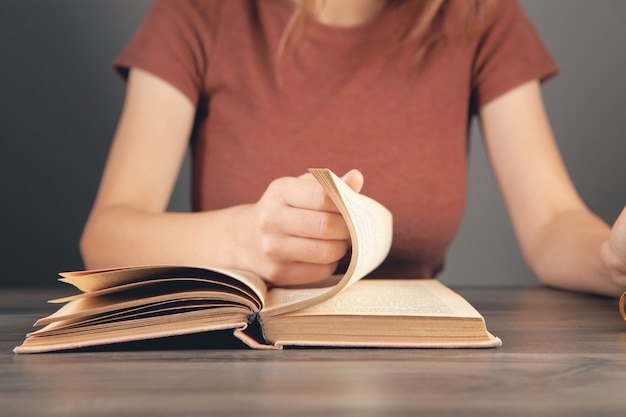 Meisje leest een boek in de bibliotheek