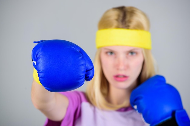 Meisje leren hoe zichzelf te verdedigen. Vrouw oefenen met bokshandschoenen. Bokssport concept. Cardio-boksoefeningen om gewicht te verliezen. Vrouwelijkheid en kracht balans. Vrouw bokshandschoenen genieten van training.