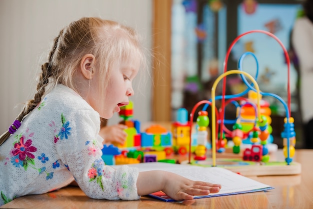 Meisje lezen in de kleuterschool