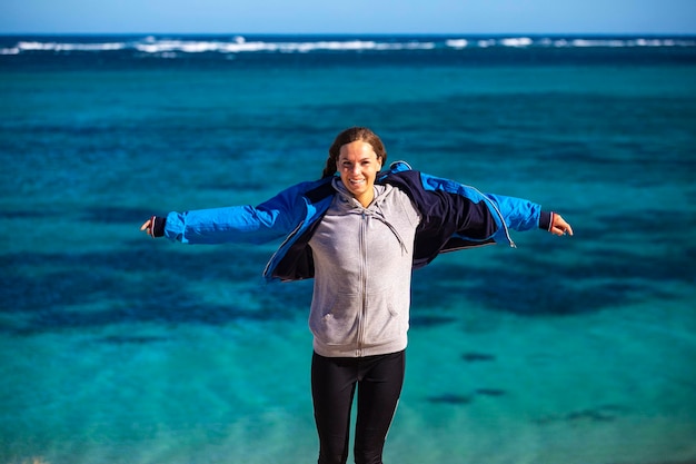 meisje loopt op zandduinen in Coral Bay met uitzicht op Ningaloo Reef, West-Australië