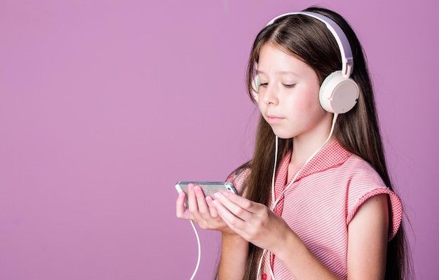 Meisje luister muziek moderne koptelefoon en smartphone Luister gratis Muziekabonnement Geniet van muziekconcept Muziek-app Audioboek Educatieve inhoud Leer Engels met audiolessen