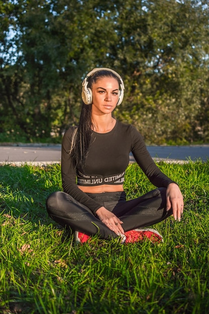 Meisje luisteren naar muziek via oortelefoon./Fitness-model met koptelefoon luisteren naar muziek.