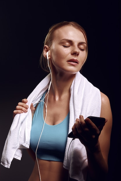 Meisje luistert naar muziek na de training