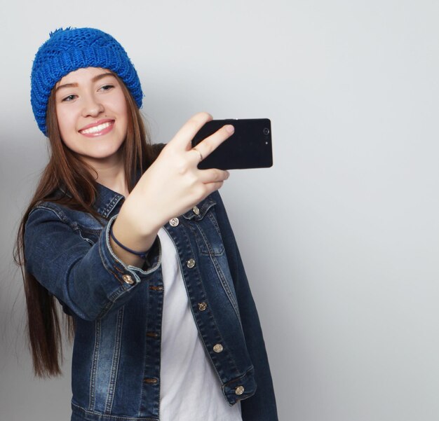 Meisje maakt een zelfportret met haar smartphone